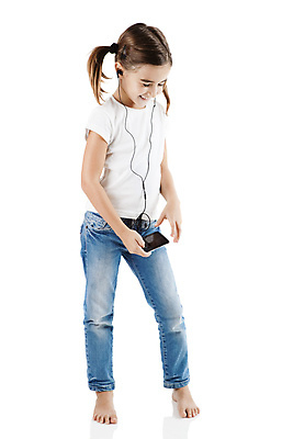 포토 JPG 해외이미지 백인 1 여자 행복 어린이 음악 이어폰 백그라운드 티셔츠 휴식 바닥 한명 서기 미소 사람 귀여움 헤드폰 기쁨 듣기 흰색 MP3 전화기 걸음마 고립 플레이어 해외포토 서양인 감정 컬러 음향기기 컨셉 셔츠 모션 문화예술 표정 전자제품 파일형식 이미지허브