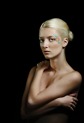 포토 JPG 해외이미지 모양 여자 얼굴 실내 한명 사람 빛 금발 뷰티 머리 유행 해외포토 1 헤어스타일 내부 신체부위 파일형식 이미지허브