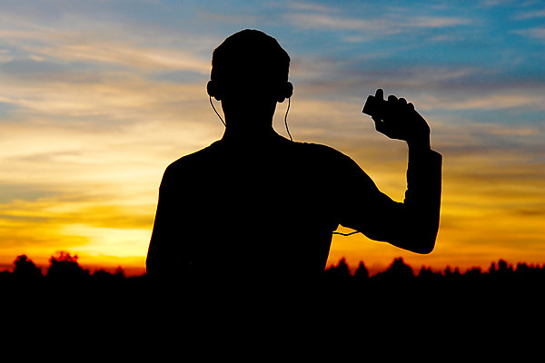 포토 JPG 해외이미지 모양 실루엣 음악 하늘 사람 사람없음 태양 일출 일몰 듣기 윤곽 사일로 자취 해외포토 자연요소 모션 문화예술 촬영기법 노을 파일형식 이미지허브