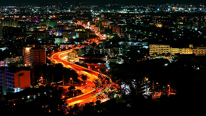 포토 JPG 해외이미지 아시아 바다 여행 건축양식 파타야 태국 하늘 호텔 휴가 휴식 전등 조명 파노라마 동양인 풍경 사람없음 건물 물 파란색 도시풍경 반사 어둠 황혼 도시 만 보트 센터 야간 휴양지 네온 포트 타운 스카이라인 남쪽 유흥 해외포토 자연요소 건축물 건축 나라 컬러 컨셉 배_교통 숙소 촬영기법 인종 일몰 장소 방향 파일형식 이미지허브