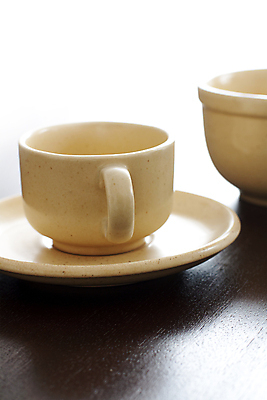 포토 JPG 해외이미지 실내 사람없음 아웃포커스 찻잔 컵받침 흰배경 나무배경 해외포토 백그라운드 잔 촬영기법 내부 흰색 받침대 파일형식 이미지허브