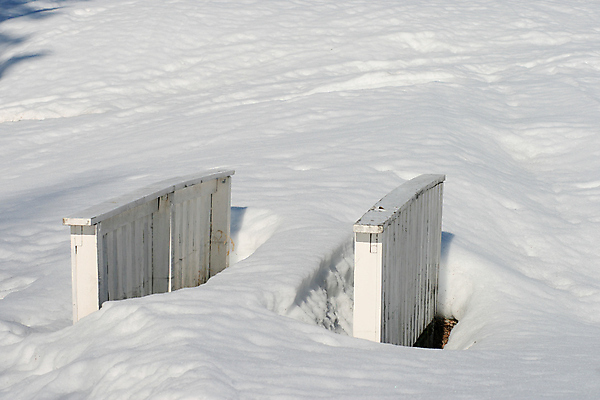포토 JPG 해외이미지 겨울 사람없음 야외 목재 햇빛 봄 흰색 철책 해외포토 나무 계절 컬러 재료 태양 파일형식 이미지허브