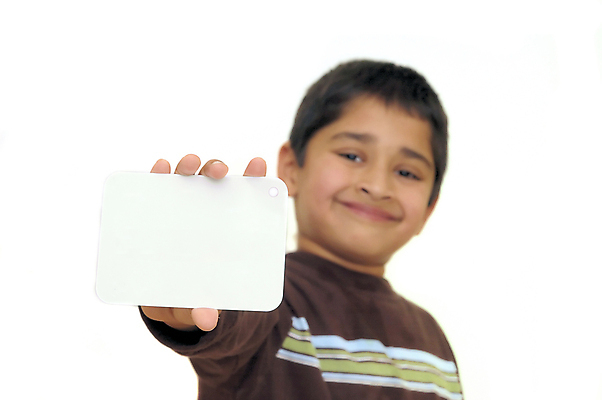 포토 JPG 해외이미지 템플릿 직업 손 남자 포스터 종이 얼굴 어린이 비즈니스 텍스트 손가락 한명 미소 사람 앉기 소년 가로 사무실 머리 우주 공백 흰색 표현 잡기 신용카드 메시지 닫기 질문 책상 사인 보여주기 포인트 경영 고립 해외포토 1 컬러 가구 모션 표정 신체부위 금융 파일형식 이미지허브