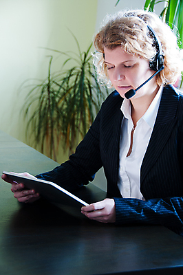 포토 JPG 해외이미지 라이프스타일 손 디자인 여자 컨셉 비즈니스 통신 모바일 직장 대화 한명 노트북 컴퓨터 사무실 독서 알약 판매 디지털 모니터 헤드폰 자료 장비 터치 정보 공구 비즈니스우먼 뉴스 무선전화기 고객 스마트 읽기 책상 마이크 서비스 지원 출판 터치스크린 해외포토 1 음향기기 가구 회사 모션 말하기 사람 생활 신체부위 전자제품 약 도구 직장인 전화기 파일형식 이미지허브