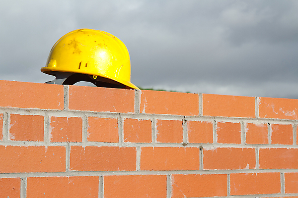 포토 JPG 해외이미지 구름 벽 하늘 벽돌 안전 사람없음 건물 빨간색 노란색 가리킴 헬멧 시멘트 해외포토 자연요소 건축물 컬러 손짓 보호장비 파일형식 이미지허브