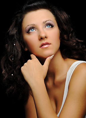 포토 JPG 해외이미지 백인 모델 1 헤어스타일 여자 문화 얼굴 한명 사람 20대 성인 파란색 뷰티 유행 화장품 신선 화려 우아함 유혹 속눈썹 피부 어깨 개성 아이섀도 넘어짐 사춘기 스타일 완전 해외포토 서양인 컬러 컨셉 모션 청년 신체부위 눈썹 파일형식 이미지허브