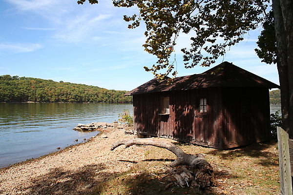 포토 JPG 해외이미지 나무 호수 자연 사람없음 물 파란색 시골 헛간 외양간 옛날 해외포토 자연요소 식물 컬러 생태계 저장고 파일형식 이미지허브
