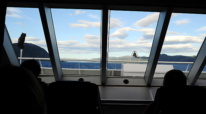 포토 JPG 해외이미지 응시 실루엣 파도 바다 여행 의자 창문 자연 하늘 휴가 휴식 산 항해 실내 노르웨이 사람 사람없음 물 태양 여행객 침묵 일몰 보트 크루즈 함선 장면 승객 북쪽 스칸디나비아 피오르 해외포토 자연요소 시선 유럽 가구 컨셉 배_교통 촬영기법 내부 노을 소리 방향 생태계 지형 파일형식 이미지허브