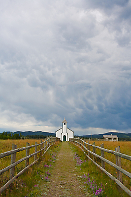 포토 JPG 해외이미지 종교 사람없음 건물 울타리 교회 흰색 시골 역사 작음 첨탑 숭배 해외포토 건축물 컬러 종교건축 담장 탑 크기 파일형식 이미지허브