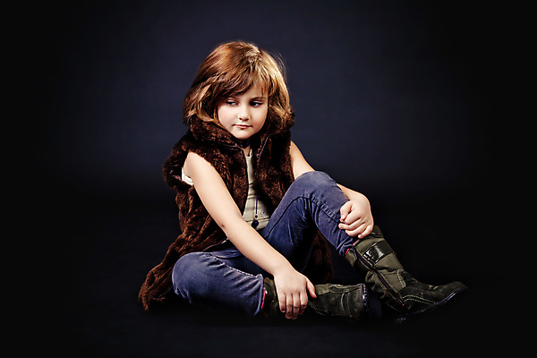 포토 JPG 해외이미지 백인 1 라이프스타일 응시 드레스 옷 여자 얼굴 어린이 생각 포옹 바닥 털 부츠 실내 한명 사람 앉기 가로 뷰티 유행 검은색 어둠 재킷 유치원 슬픔 표현 화려 우아함 작음 슛 배려 천진난만 스타일 해외포토 서양인 시선 교육 감정 컬러 신발 컨셉 안기 모션 내부 생활 신체부위 외투 크기 파일형식 이미지허브