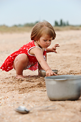 포토 JPG 해외이미지 백인 드레스 어린이 모래 바다 놀이 한명 사람 빨간색 장난감 양동이 해외포토 서양인 1 옷 컬러 파일형식 이미지허브