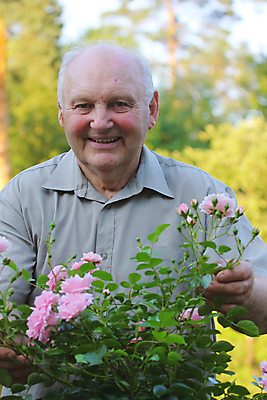 포토 JPG 해외이미지 식물 백인 1 라이프스타일 할아버지 남자 꽃 행복 휴식 건강 한명 미소 사람 성인 취미 야외 빨간색 세로 초록색 여름 장미 정원 기쁨 회색 성장 흰색 은퇴 싱글 원예 옛날 원예사 해외포토 서양인 직업 계절 노년 감정 컬러 컨셉 표정 생활 파일형식 이미지허브