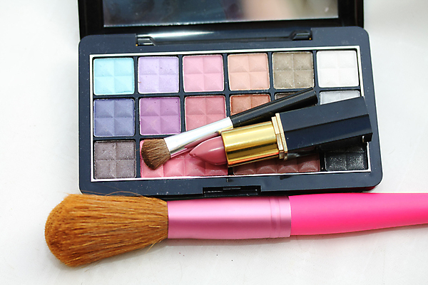 포토 JPG 해외이미지 응시 여자 얼굴 분홍색 장신구 사람없음 뷰티 갈색 유행 화장품 립스틱 도구 붓 화려 가루 입술 복숭아 아이섀도 고립 살구 해외포토 시선 컬러 컨셉 과일 사람 신체부위 파일형식 이미지허브