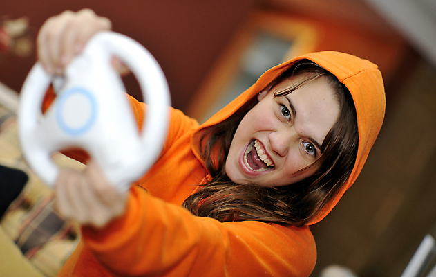 포토 JPG 해외이미지 성공 주택 한명 미소 10대 친구 소파 경쟁 우승 결심 집중 흥분 동영상 중독 대회 비디오게임 표현성 해외포토 1 감정 컨셉 의자 관계 청소년 표정 사람 건물 게임 최고 파일형식 이미지허브