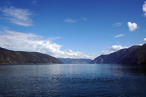 포토 JPG 해외이미지 유럽 호수 바다 여행 백그라운드 겨울 자연 하늘 휴가 휴식 산 노르웨이 사람없음 물 파란색 컬러풀 반사 여행객 평화 냉동 침묵 추위 자유 만 크루즈 북쪽 스칸디나비아 피오르 수평선 해외포토 자연요소 계절 나라 컬러 컨셉 배_교통 사람 소리 방향 생태계 지형 파일형식 이미지허브