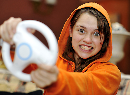 포토 JPG 해외이미지 성공 주택 한명 미소 10대 친구 소파 경쟁 우승 결심 집중 흥분 동영상 중독 대회 비디오게임 표현성 해외포토 1 감정 컨셉 의자 관계 청소년 표정 사람 건물 게임 최고 파일형식 이미지허브