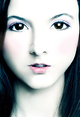 포토 JPG 해외이미지 백인 응시 여자 얼굴 분홍색 백그라운드 그림자 한명 파란색 빛 뷰티 유행 화장품 립스틱 흰색 오픈 입 화려 닫기 눈동자 눈썹 속눈썹 손목시계 피부 입술 피부관리 마스카라 비전 섬광 해외포토 서양인 1 시선 시계 컬러 컨셉 장신구 모션 사람 신체부위 눈_신체부위 파일형식 이미지허브