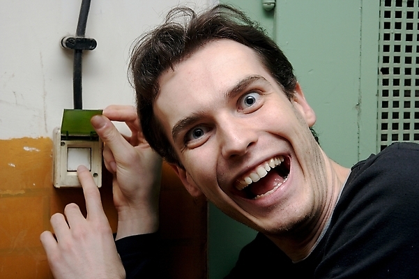 포토 JPG 해외이미지 남자 얼굴 한명 웃음 사람 빛 머리 표현 과학자 시작 회전 언론 노력 스위치 때리기 바보 해외포토 직업 1 과학 모션 표정 신체부위 학자 파일형식 이미지허브