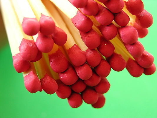 포토 JPG 해외이미지 불 불꽃 경기 사람없음 목재 빨간색 머리 뜨거움 막대기 위험 점화 화상 해외포토 자연요소 나무 스포츠 컬러 컨셉 재료 신체부위 상처 파일형식 이미지허브