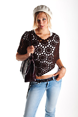 포토 JPG 해외이미지 1 옷 여자 백그라운드 한명 서기 사람 20대 성인 파란색 금발 뷰티 숫자 유행 회색 핸드백 흰색 청바지 화려 스웨터 날씬함 싱글 보닛 해외포토 문자 헤어스타일 컬러 컨셉 상의 가방 바지 모션 자동차 청년 몸매 파일형식 이미지허브