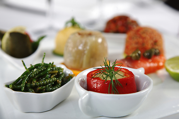 포토 JPG 해외이미지 접시 음식 토마토 채소 오렌지 부분 오이 건강 어류 요리 사람없음 장식 빨간색 초록색 파티 식당 식사 저녁식사 샐러드 신선 고명 변화 고급 맛 애피타이저 카나페 연어 후추 모음 훈제 폭식 딜 뷔페 맛있는 해외포토 식기 컬러 컨셉 과일 서양음식 이벤트 상점 수중동물 향신료 파일형식 이미지허브