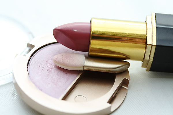 포토 JPG 해외이미지 응시 여자 얼굴 분홍색 장신구 사람없음 뷰티 갈색 유행 화장품 립스틱 도구 붓 화려 가루 입술 복숭아 아이섀도 고립 살구 해외포토 시선 컬러 컨셉 과일 사람 신체부위 파일형식 이미지허브