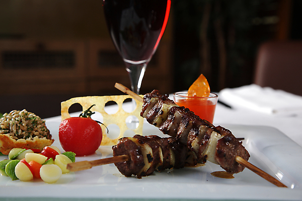 포토 JPG 해외이미지 전통 접시 음식 다이어트 토마토 피망 육류 스테이크 요리 사람없음 소풍 주방 식당 식사 저녁식사 소고기 꼬치 그릴 바비큐 자르기 굽기 먹기 준비 상쾌 점심식사 케밥 해외포토 식기 감정 채소 식재료 모션 주방용품 서양음식 건강 야외활동 상점 구이 파일형식 이미지허브