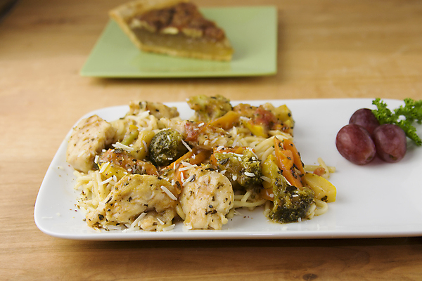 포토 JPG 해외이미지 접시 채소 포도 치즈 파스타 사람없음 초록색 식사 저녁식사 치킨 당근 흰색 면 브로콜리 해외포토 식기 컬러 과일 유제품 뿌리채소 서양음식 닭고기요리 파일형식 이미지허브