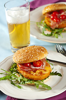 포토 JPG 해외이미지 접시 맥주 패스트푸드 실내 사람없음 햄버거 인스턴트 정크푸드 흰배경 맥주잔 루꼴라 치킨버거 해외포토 식기 음식 백그라운드 채소 술잔 주류 내부 흰색 파일형식 이미지허브