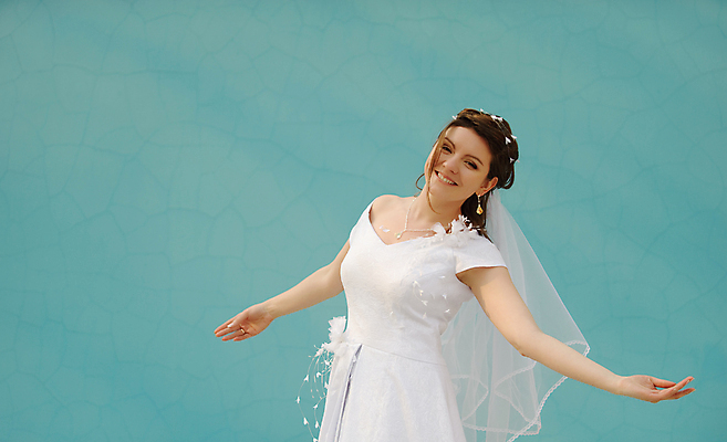 포토 JPG 해외이미지 백인 모델 드레스 옷 여자 꽃잎 꽃 행복 유럽 벽 포즈 결혼 결혼식 한명 미소 웃음 사람 20대 성인 야외 파란색 뷰티 유행 흰색 표현 춤 가운 저녁 열정 동쪽 베일 천진난만 터키석 표현성 해외포토 서양인 식물 1 감정 나라 컬러 컨셉 문화예술 표정 이벤트 청년 야간 보석 방향 파일형식 이미지허브