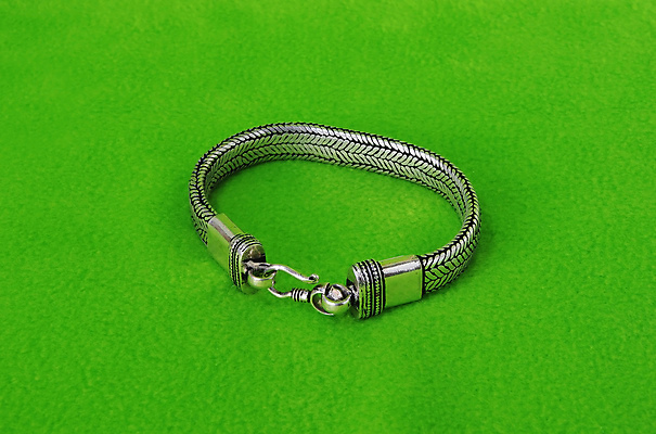 포토 JPG 해외이미지 손 백그라운드 팔찌 선물 사람없음 장식 초록색 빛 뷰티 유행 금속 검은색 반지 클래식 고급 우아함 은색 보석 손목 팔 놋쇠 철강 스타일 벨벳 해외포토 컬러 컨셉 장신구 재질 신체부위 광석 실크 파일형식 이미지허브