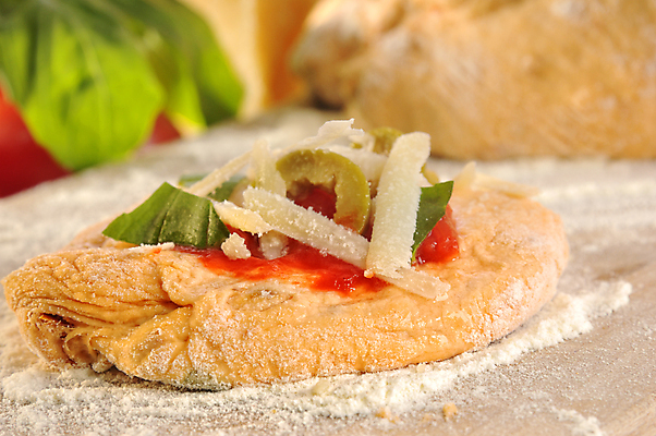 포토 JPG 해외이미지 전통 음식 토마토 피자 요리 사람없음 케이크 이탈리아 신선 굽기 지중해 준비 반죽 밀가루 레시피 바질 핸드메이드 해외포토 유럽 바다 채소 디저트 패스트푸드 서양음식 가루 구이 파일형식 이미지허브