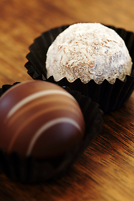 포토 JPG 해외이미지 음식 디저트 발렌타인데이 사탕 그림자 사람없음 갈색 과자 초콜릿 어둠 기쁨 대접 달콤 정크푸드 설탕 포장지 코코아 충동구매 해로움 프랄린 맛있는 해외포토 감정 음료 컬러 컨셉 포장 데이이벤트 쇼핑 맛 과소비 파일형식 이미지허브