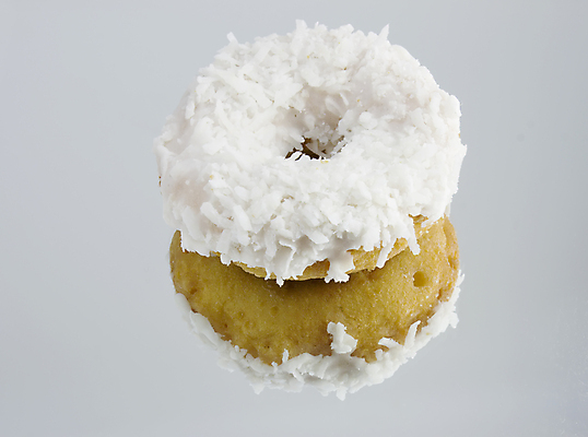 포토 JPG 해외이미지 음식 사람없음 반사 거울 흰색 도넛 달콤 코코넛 해로움 프로스팅 해외포토 컬러 컨셉 과일 디저트 맛 제빵 파일형식 이미지허브