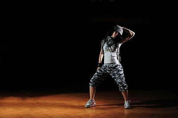 포토 JPG 해외이미지 백인 응시 옷 여자 포즈 운동화 한명 서기 청년 유행 검은색 어둠 댄서 흰색 춤 도시 시원함 엉덩이 날씬함 긍정 단절 랩 사춘기 어려움 옛날 스타일 해외포토 서양인 직업 1 시선 컬러 신발 컨셉 모션 문화예술 사람 성인 신체부위 몸매 파일형식 이미지허브