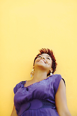 포토 JPG 해외이미지 1 학생 라이프스타일 여자 행복 감정 벽 미래 건강 한명 미소 웃음 사람 상반신 20대 성인 노란색 카메라 검은색 기쁨 올려보기 자신감 만족 긍정 히스패닉 내추럴 카피스페이스 해외포토 컬러 컨셉 모션 표정 청년 생활 전자제품 공백 파일형식 이미지허브