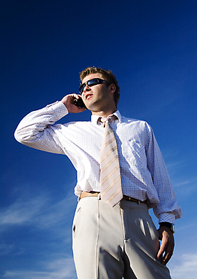 포토 JPG 해외이미지 나무 구름 직업 남자 안경 셔츠 밭 비즈니스 자연 하늘 넥타이 한명 사람 정장 성인 야외 초록색 파란색 선글라스 햇빛 노란색 농촌 비즈니스맨 우아함 숲 전화기 옷입기 스타일 남자한명만 해외포토 자연요소 식물 1 잡화 옷 컬러 컨셉 상의 농업 모션 태양 시골 직장인 생태계 남자만 파일형식 이미지허브