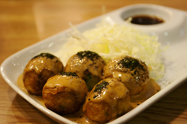 포토 JPG 해외이미지 접시 음식 백그라운드 젓가락 공 사람없음 일본 흰색 그릴 양배추 문어 마요네즈 해외포토 식기 아시아 컬러 채소 주방용품 연체동물 수저 수중동물 소스_음식 파일형식 이미지허브