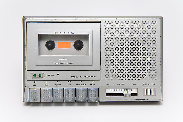 포토 JPG 해외이미지 음악 놀이 말하기 사람없음 소리 은색 볼륨 작음 휴대용 마이크 복고 오디오 테이프 70대 일시정지 80대 그만 되감기 베터리 옛날 입력 해외포토 노년 컬러 음향기기 모션 문화예술 문구용품 전자제품 크기 오브젝트 파일형식 이미지허브