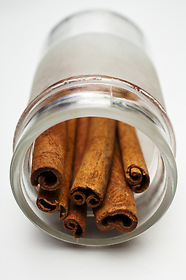 포토 JPG 해외이미지 라이프스타일 음식 유리 사람없음 갈색 양념 향신료 묘사 매움 나무껍질 고립 시나몬 이국적 해외포토 나무 컬러 재질 생활 껍질 맛 향미료 파일형식 이미지허브