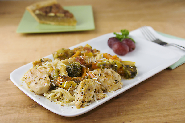 포토 JPG 해외이미지 접시 채소 포도 치즈 파스타 사람없음 초록색 식사 저녁식사 치킨 당근 흰색 면 브로콜리 해외포토 식기 컬러 과일 유제품 뿌리채소 서양음식 닭고기요리 파일형식 이미지허브