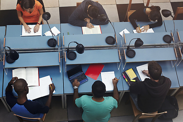 포토 JPG 해외이미지 백인 학생 여자 교육 남자 행복 함께함 실내 사람 앉기 여러명 20대 성인 책 파란색 친구 노트북 스터디 컴퓨터 독서 검은색 우정 기록 그룹 도서관 집중 책상 히스패닉 다민족 해외포토 서양인 감정 컬러 가구 다수 컨셉 관계 모션 청년 내부 전자제품 학습 파일형식 이미지허브