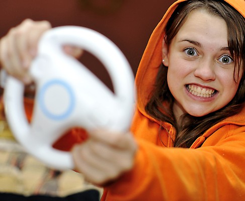 포토 JPG 해외이미지 성공 주택 한명 미소 10대 친구 소파 경쟁 우승 결심 집중 흥분 동영상 중독 대회 비디오게임 표현성 해외포토 1 감정 컨셉 의자 관계 청소년 표정 사람 건물 게임 최고 파일형식 이미지허브