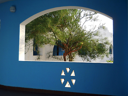 포토 JPG 해외이미지 나무 바다 창문 호텔 휴식 이집트 사람없음 빨간색 해외포토 식물 컬러 컨셉 아프리카 숙소 파일형식 이미지허브