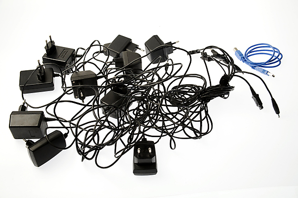 포토 JPG 해외이미지 선 통신 세포 사람없음 파란색 전자제품 스마트폰 디지털 검은색 힘 장비 에너지 흰색 플러그 엉킴 연결 접속 플라스틱 USB 오브젝트 매듭 철사 문제 충전기 공급 해외포토 컬러 재질 핸드폰 스마트기기 기계 충전 파일형식 이미지허브