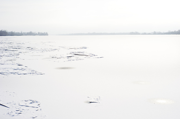 포토 JPG 해외이미지 나무 계절 공원 유럽 여행 백그라운드 겨울 자연 사람없음 야외 물 강 햇빛 태양 뷰티 냉동 얼음 침묵 추위 흰색 시골 개울 숲 시원함 12월 서리 장면 지역 북쪽 우크라이나 웅장함 해외포토 자연요소 식물 공공시설 나라 컬러 소리 날짜 방향 생태계 파일형식 이미지허브