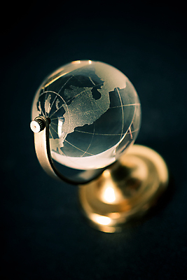 포토 JPG 해외이미지 지구 바다 여행 지도 유리 사람없음 파란색 세계 글로벌 지구본 우주 중국 행성 투명 오세아니아 중앙 땅 대륙 지형 태평양 북쪽 반구 대서양 남쪽 경도 고립 서쪽 여의주 위도 지리 해외포토 나라 아시아 컬러 재질 원형 방향 파일형식 이미지허브