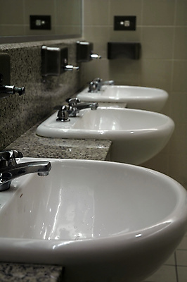 포토 JPG 해외이미지 산업 사람없음 내부 물 청결 욕실 흰색 신선 장롱 위생 빨래 청소 싱크대 화장실 비누 변기 대야 청소부 백자 해외포토 자연요소 직업 컬러 가구 가사 위생용품 도자기 개수대 파일형식 이미지허브