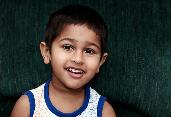 포토 JPG 해외이미지 응시 남자 행복 어린이 포즈 백그라운드 건강 한명 웃음 사람 동양인 소년 뷰티 갈색 귀여움 기쁨 흰색 표현 달콤 작음 수줍음 인도인 손주 입술 개성 결백 천진난만 스타일 이민 해외포토 외국인 1 시선 감정 컬러 이동 컨셉 가족 표정 인종 신체부위 맛 크기 파일형식 이미지허브