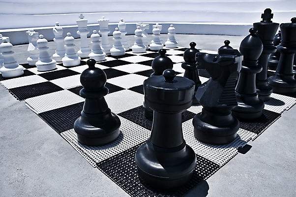 포토 JPG 해외이미지 공원 모션 놀이 바닥 사람없음 야외 장난감 탑 검은색 피규어 도전 게임 흰색 그룹 체스 계획 큼 왕 오브젝트 싸움 패배 체스판 여왕 지능 해외포토 건축물 공공시설 컬러 컨셉 미니어처 크기 파일형식 이미지허브